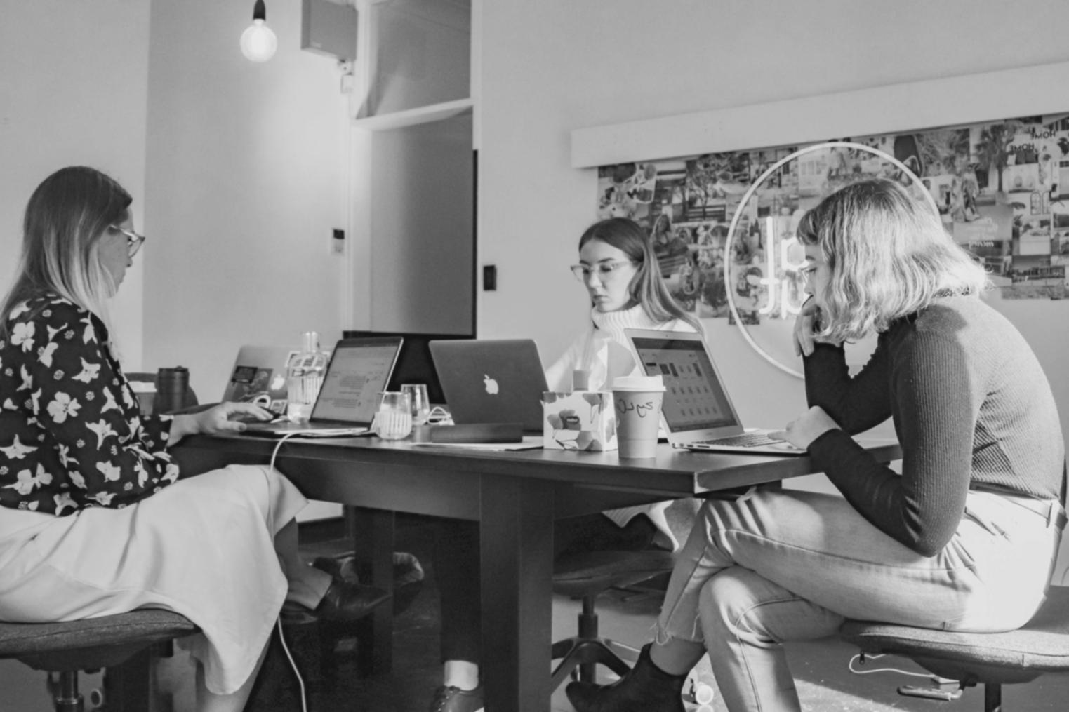 Teilnehmer bei einem Workshop arbeiten gemeinsam an Finanzplänen